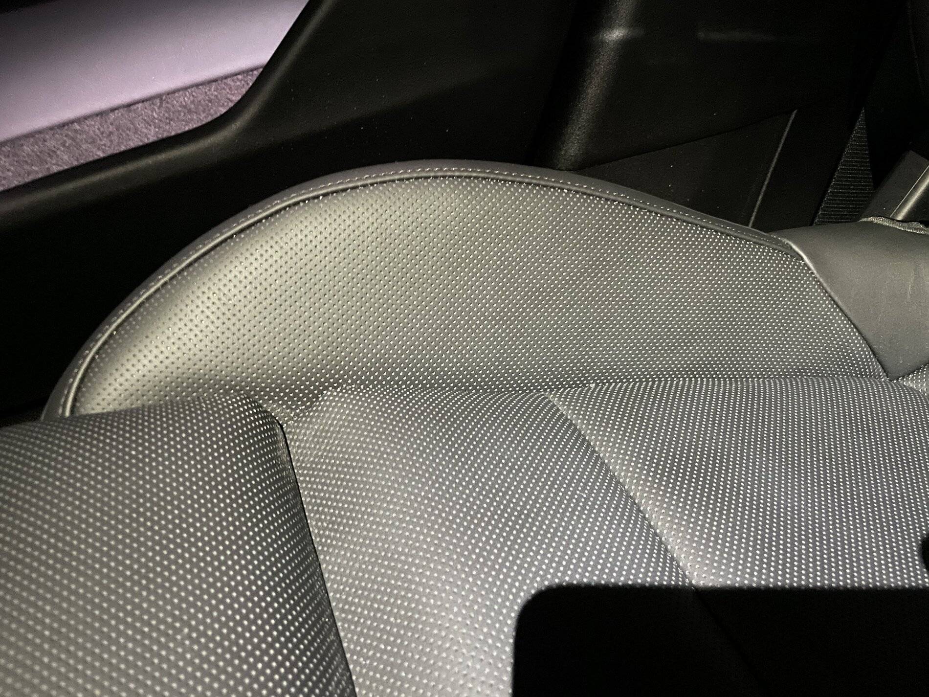 Porsche Taycan brand new Taycan Turbo - creases on seat bolster ok? IMG_0275
