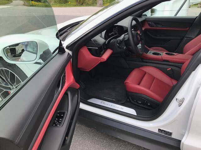 Porsche Taycan Ccp aluminium look pcm package Frontseat2