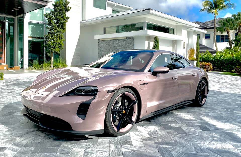 Porsche Taycan FROZEN BERRY METALLIC Taycan Club Frozen Berry Metallic Taycan 4S front