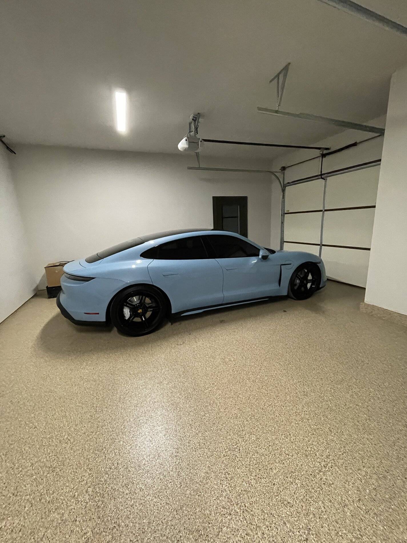 Porsche Taycan FROZEN BLUE Taycan Club 38C6E3AD-4A3D-4322-8B09-1FAB36E1A9BA