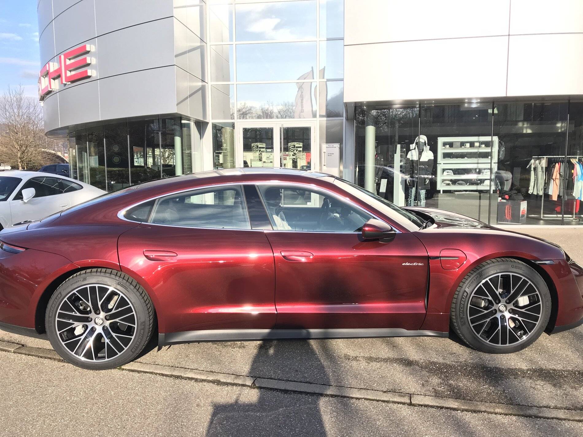 Porsche Taycan CHERRY METALLIC Taycan Club Taycan2