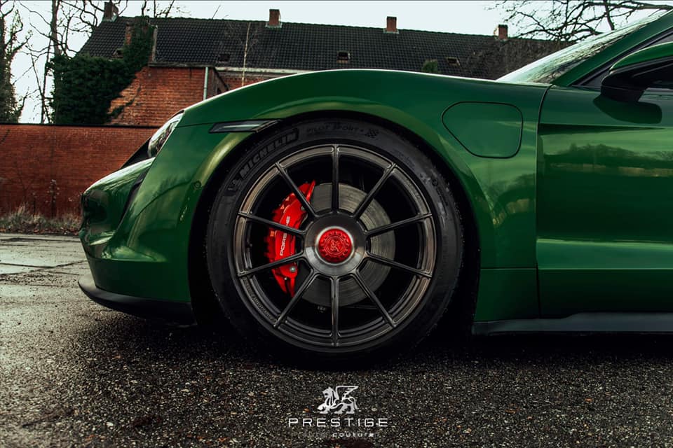 Porsche Taycan MAMBA GREEN Taycan Club Taycan Prestige Auto Couture Wheels PM-1 20%22 Deep concave Centerlock caps 5