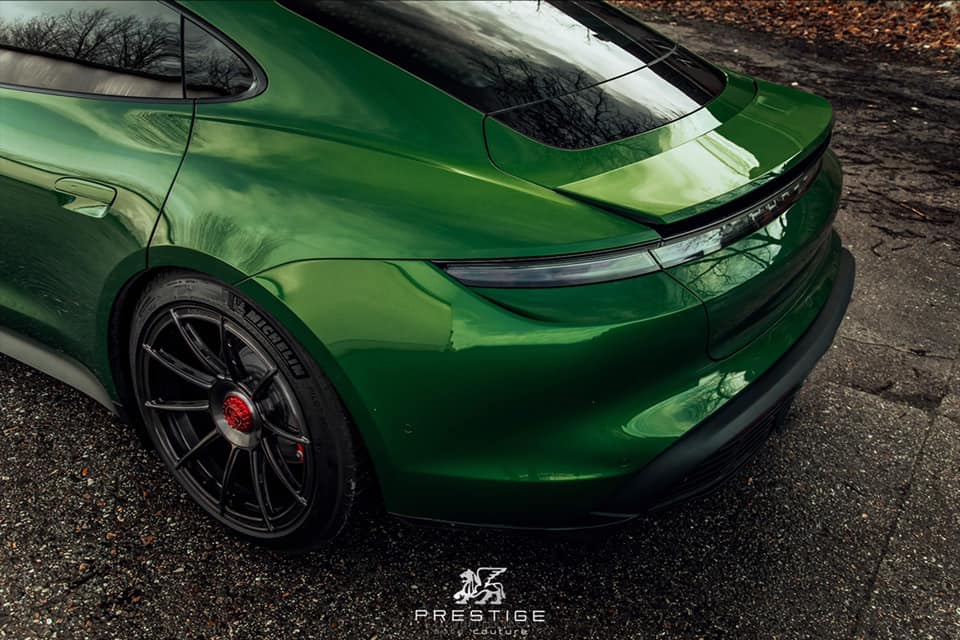 Porsche Taycan MAMBA GREEN Taycan Club Taycan Prestige Auto Couture Wheels PM-1 20%22 Deep concave Centerlock caps 3