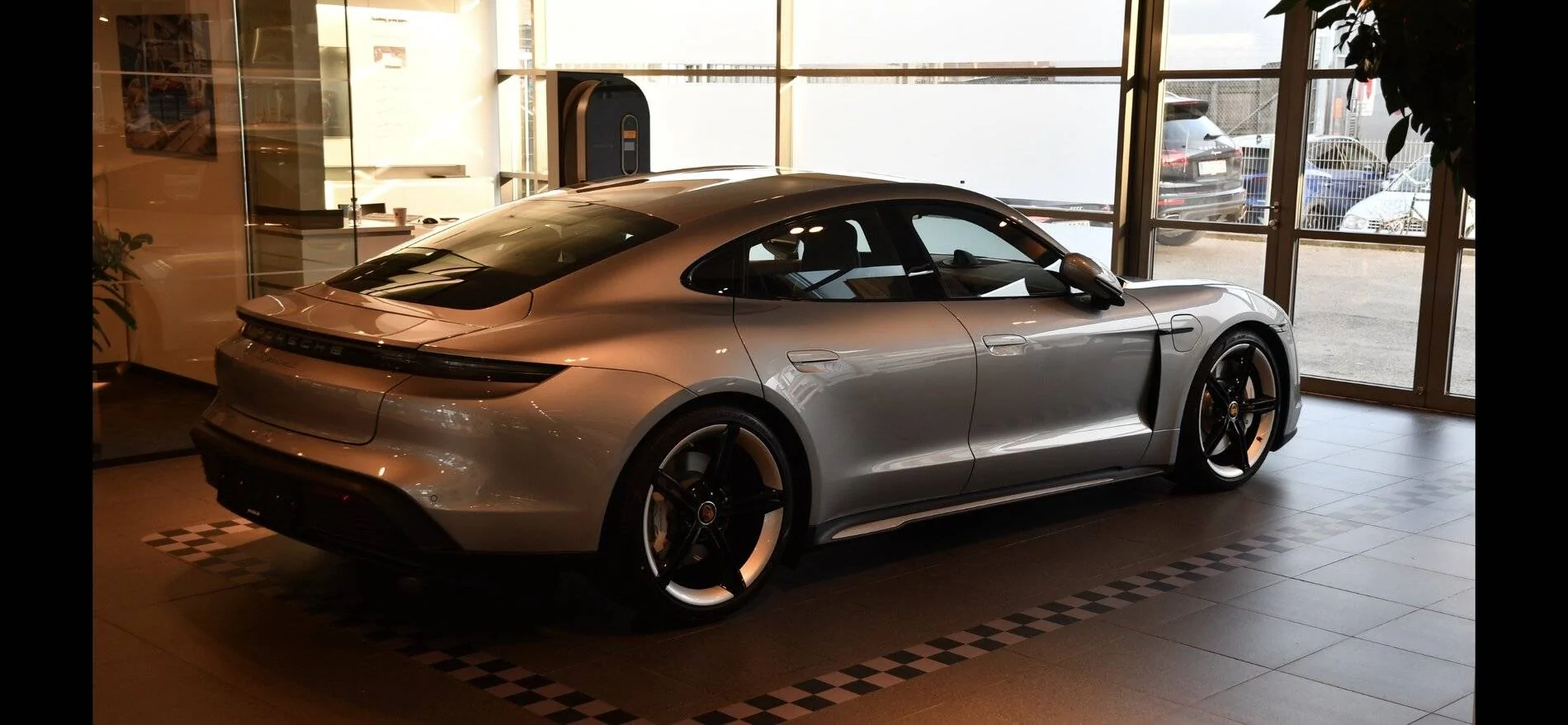Porsche Taycan DOLOMITE SILVER Taycan Club 2EBEE315-2AFB-4231-A6D1-E04743612550
