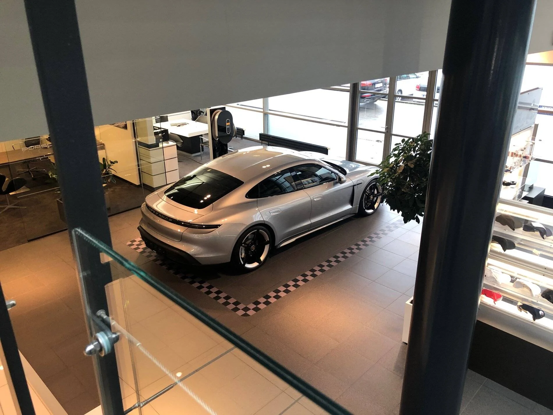 Porsche Taycan DOLOMITE SILVER Taycan Club EA4EEF9E-AE28-4C4B-A1E0-49E4ED0C72C9