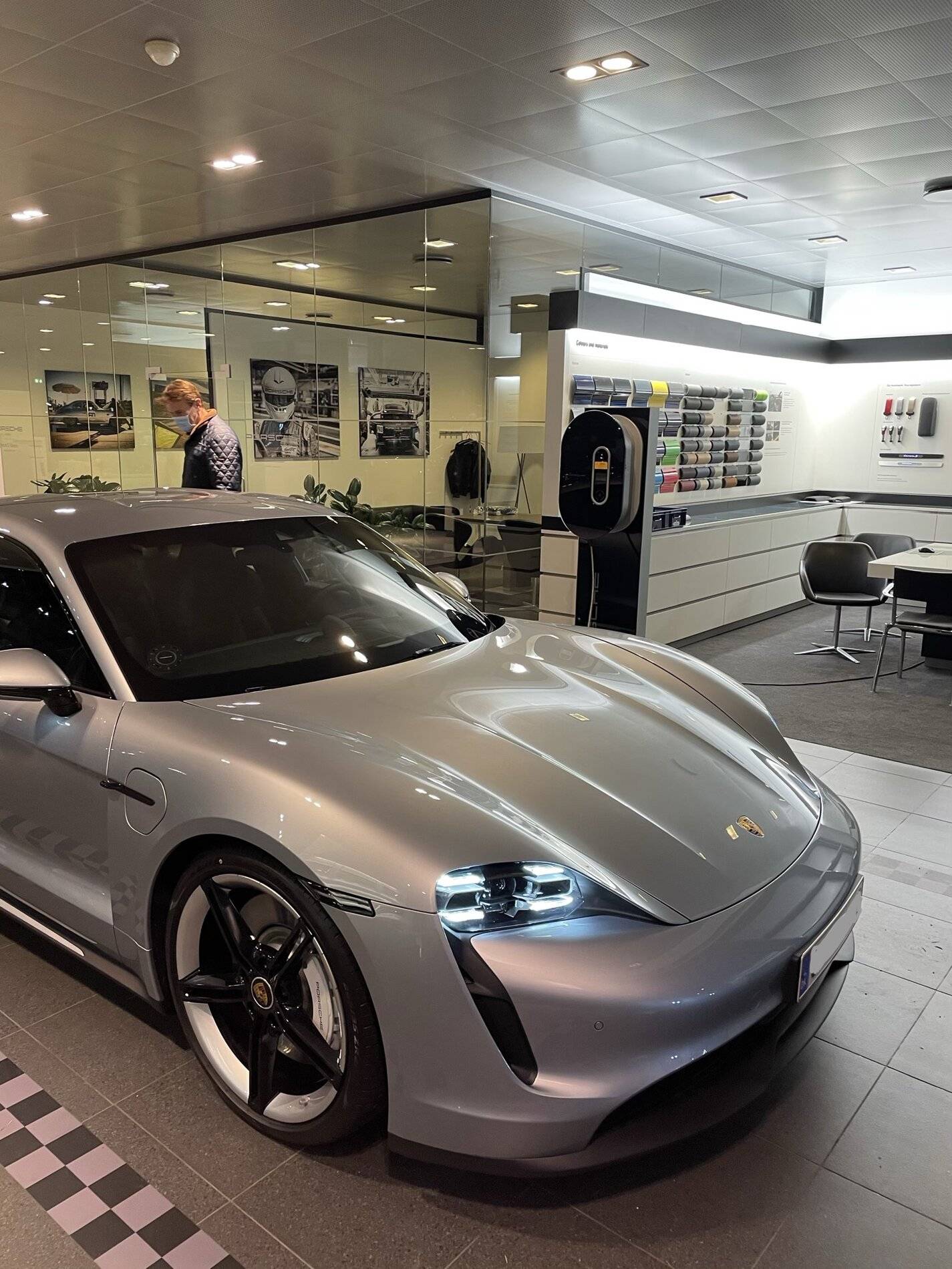 Porsche Taycan DOLOMITE SILVER Taycan Club 3D43E4C1-D7CB-4C42-AF3D-62BC0FDB8A60