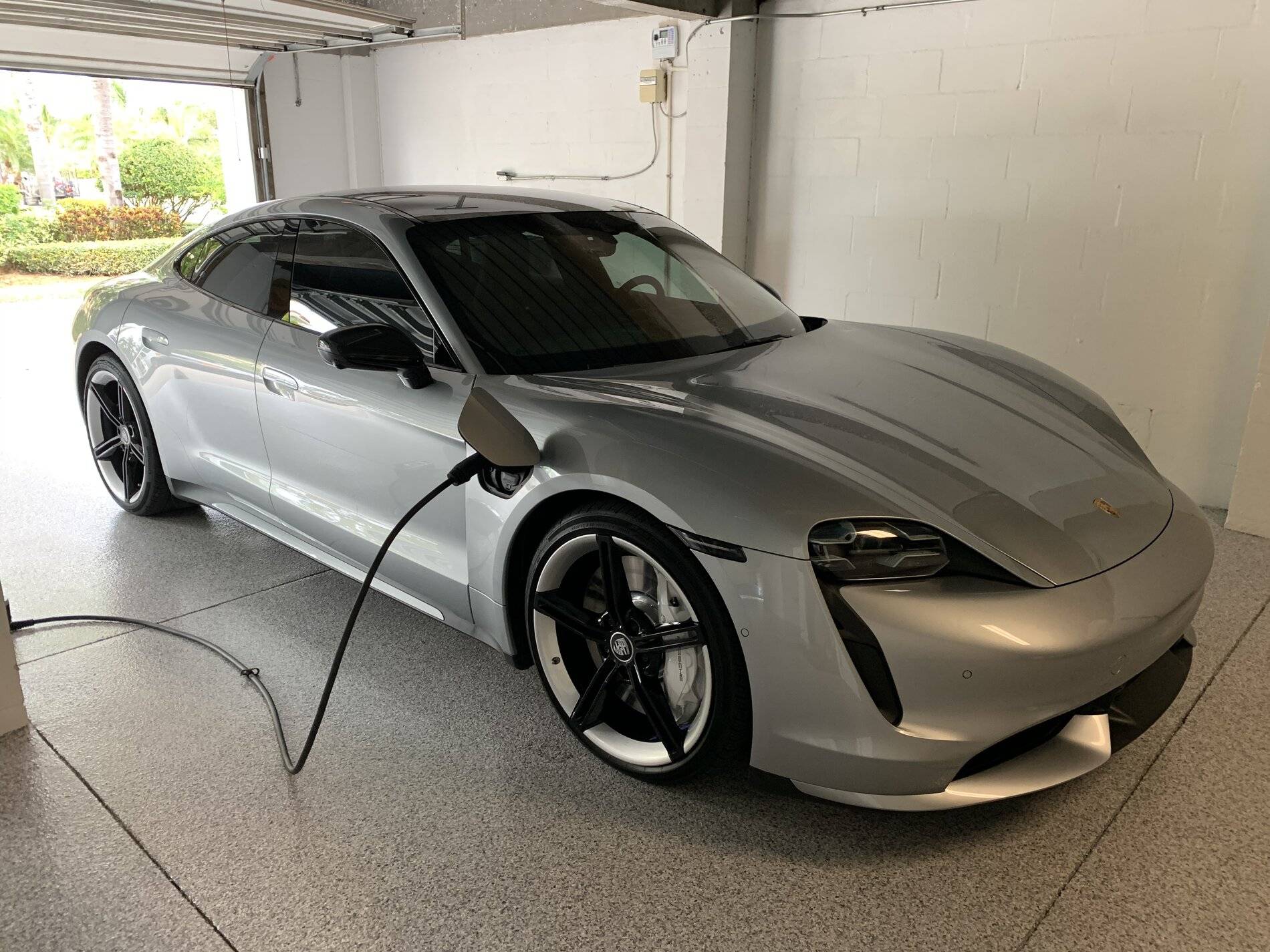 Porsche Taycan DOLOMITE SILVER Taycan Club 516E0903-9BDA-4120-AC02-A4A9D99C973D
