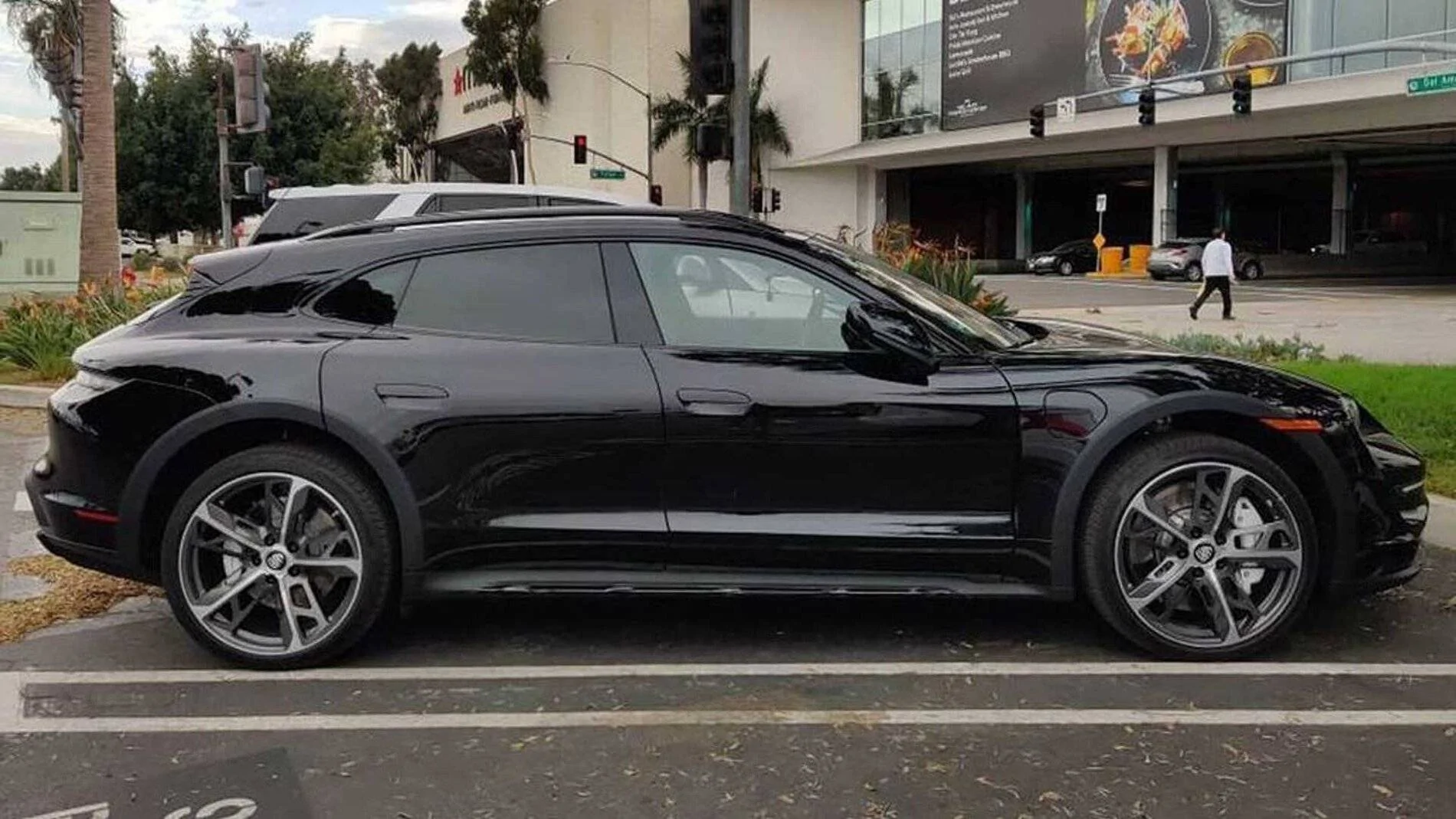 Porsche Taycan Taycan Cross Turismo spotted with new wheel design porsche-taycan-cross-turismo-spied-uncovered-wheels1