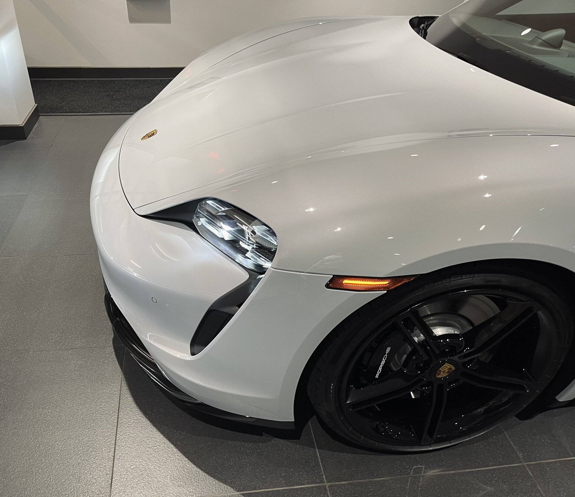 Porsche Taycan ICE GREY Taycan Club EB3019CE-1144-453D-BB9A-E869F5009691