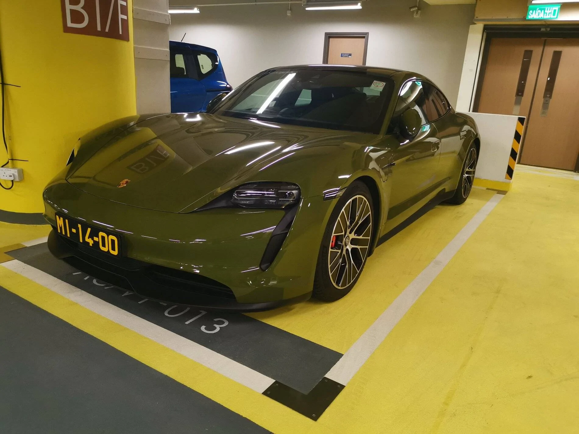 Porsche Taycan Army Green 4S Wrap IMG_20210127_175441
