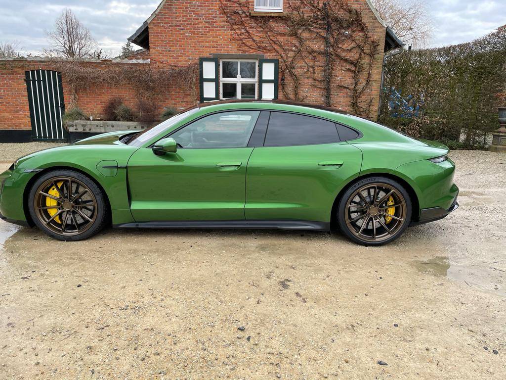 Porsche Taycan Army Green 4S Wrap c634afbe-f5fc-4621-93ae-5cd09ea94977