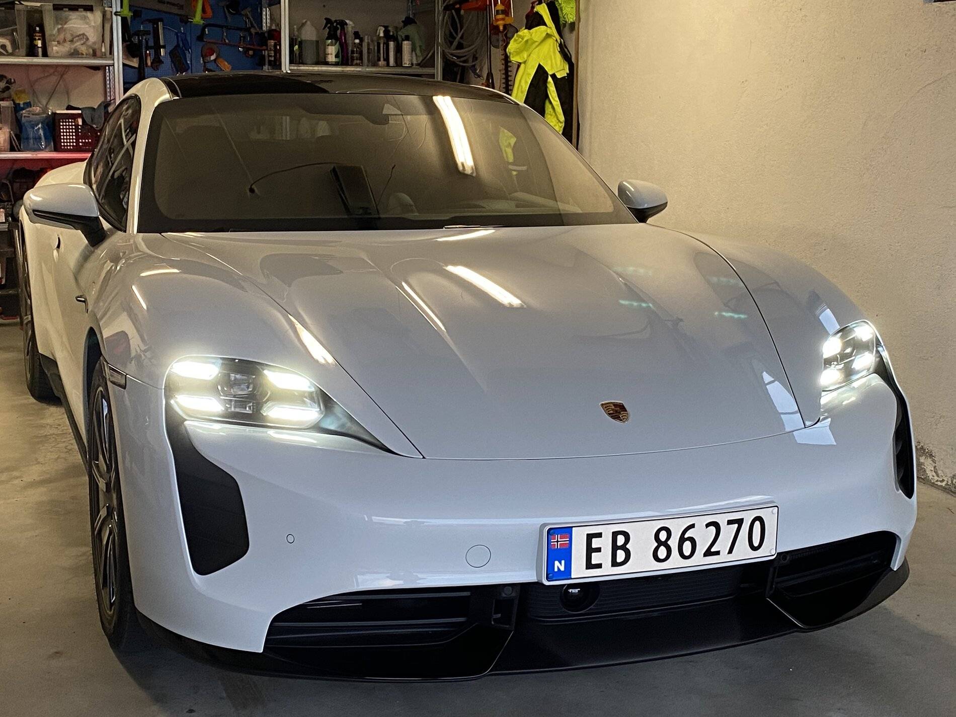 Porsche Taycan CARRARA WHITE Taycan Club 4B9B9D0C-DCC6-4735-9A29-FFBA7542C080