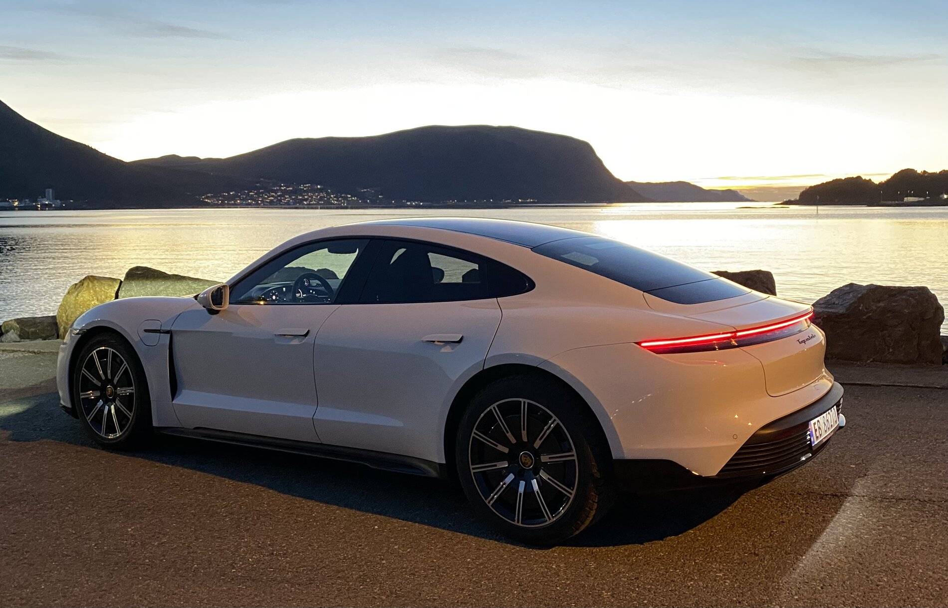 Porsche Taycan CARRARA WHITE Taycan Club 316C07F8-69D0-47EE-8E4A-C2BB008F832E