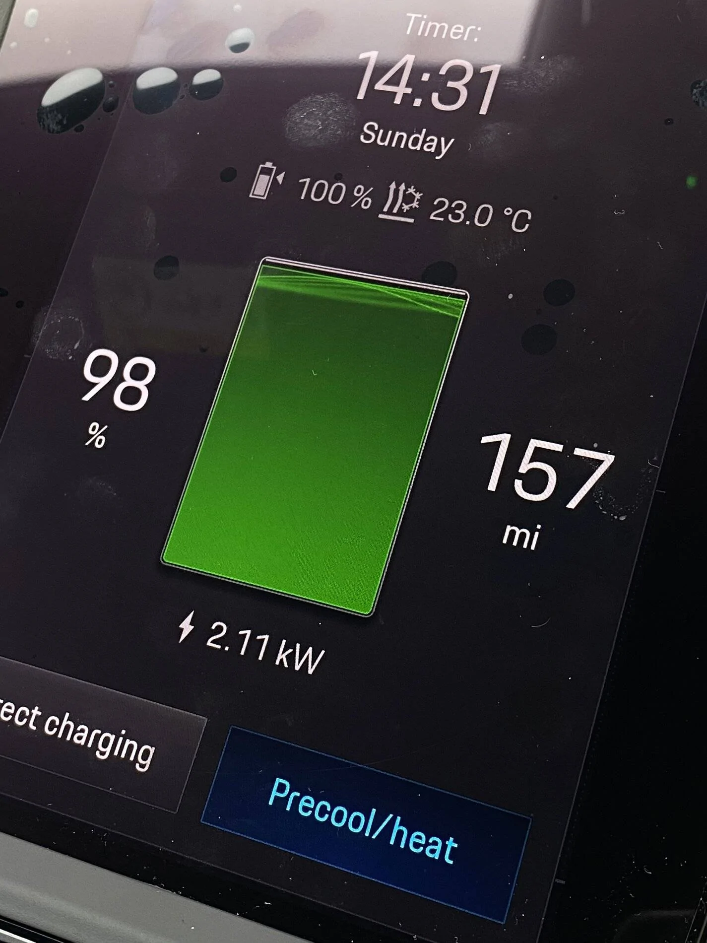 Porsche Taycan 100% charge showing 175 mile range DD6D4BC7-F7D3-4DBF-82E5-B21579621319