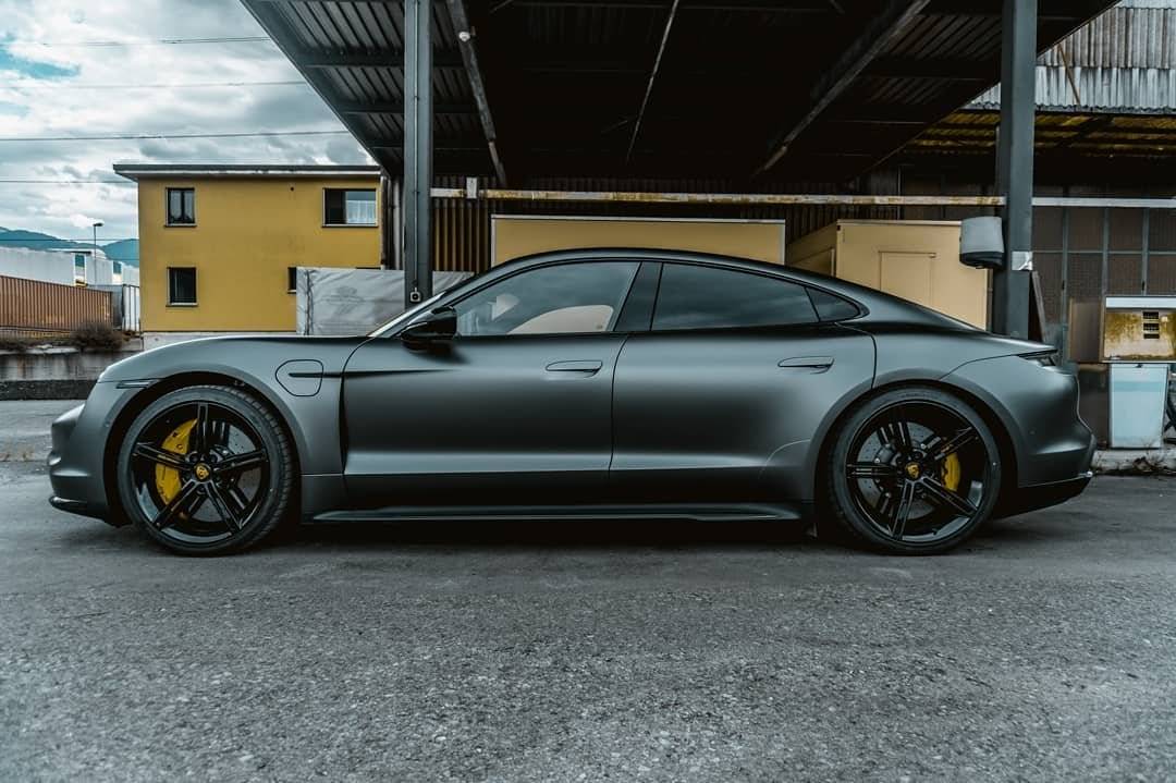 Porsche Taycan Gentian blue vs. Volcano Grey Metallic Taycan