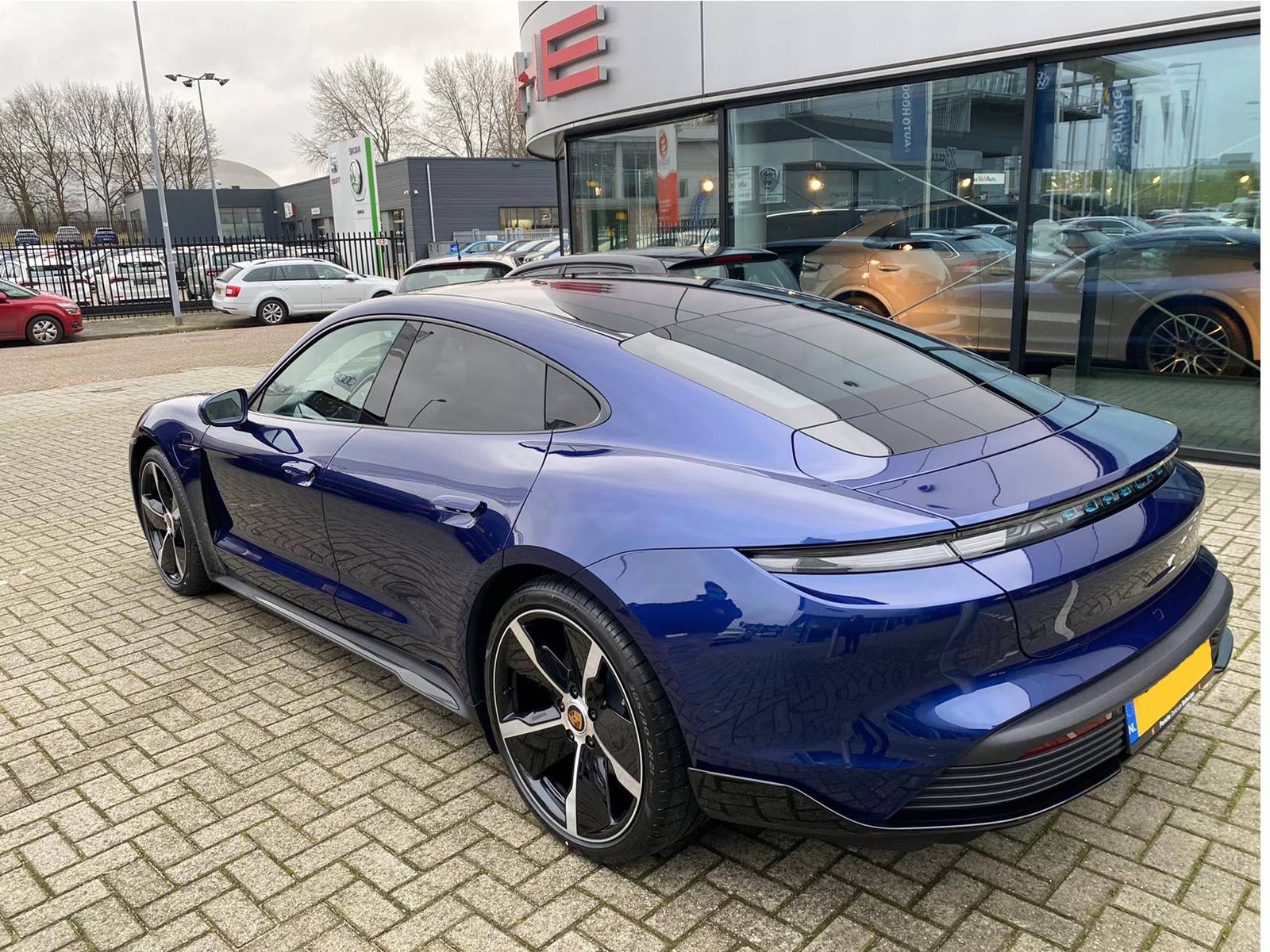 Porsche Taycan Gentian blue vs. Volcano Grey Metallic p5