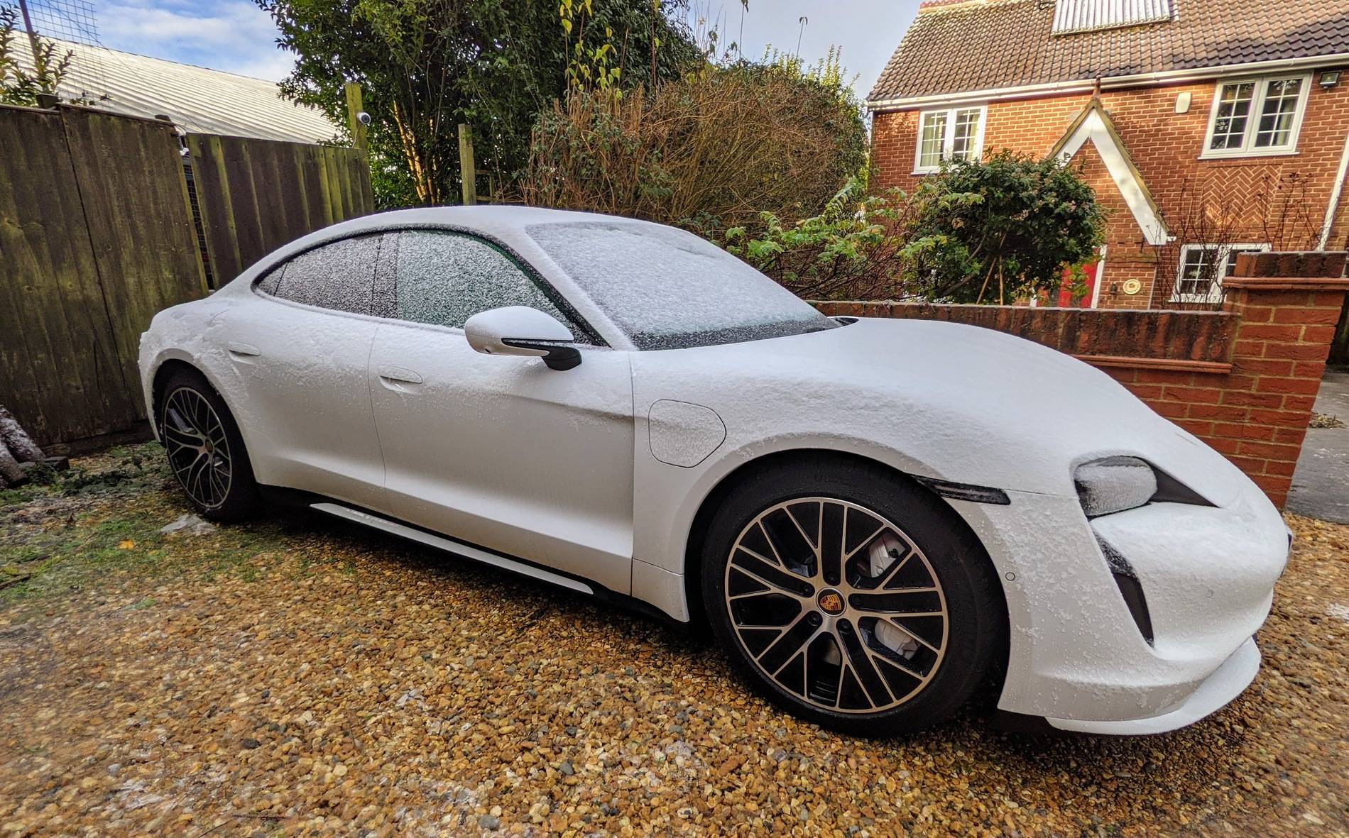 Porsche Taycan 100% charge showing 175 mile range BVZJLuc4wNidFtKzQxoGa2CcQE-LQeuBvvA=w2574-h1600-no