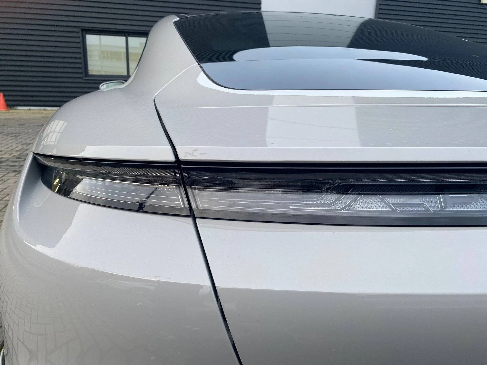 Porsche Taycan Rear light strip with 'PORSCHE' logo in black?? 11