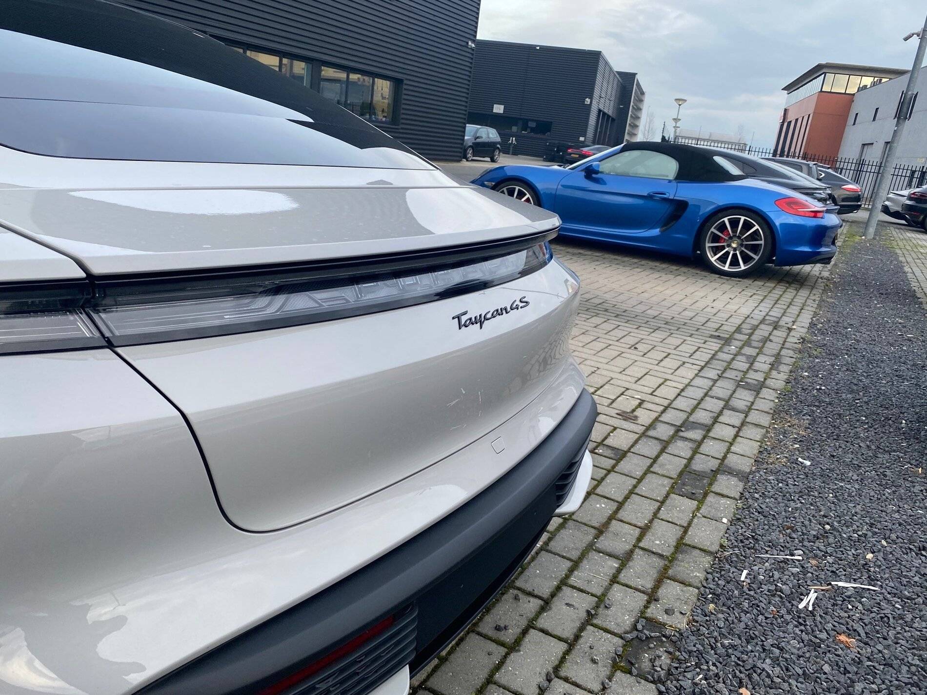 Porsche Taycan Rear light strip with 'PORSCHE' logo in black?? 10