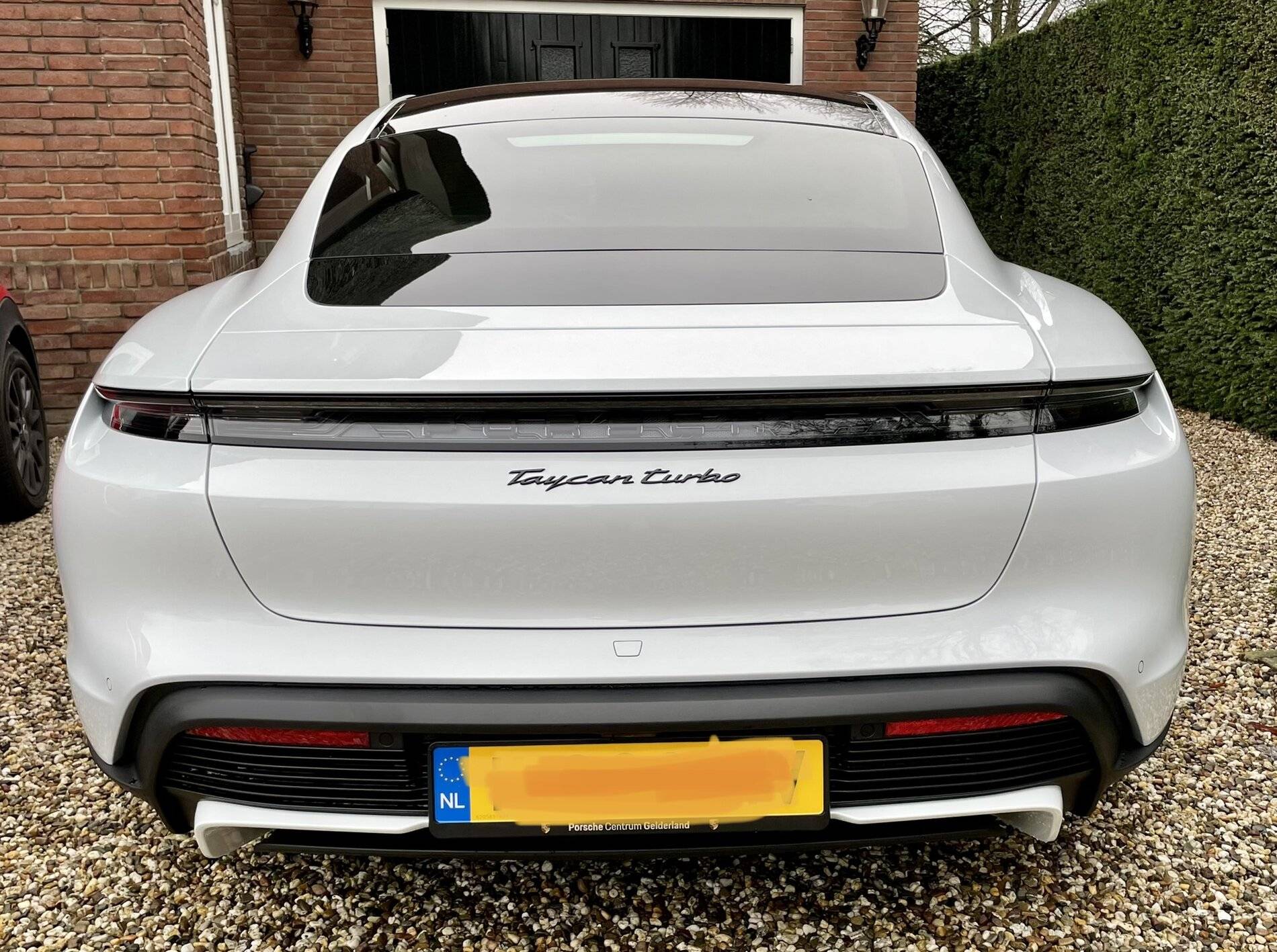 Porsche Taycan Rear light strip with 'PORSCHE' logo in black?? 623ECABD-853C-4B56-A690-D9B43F91F9EC