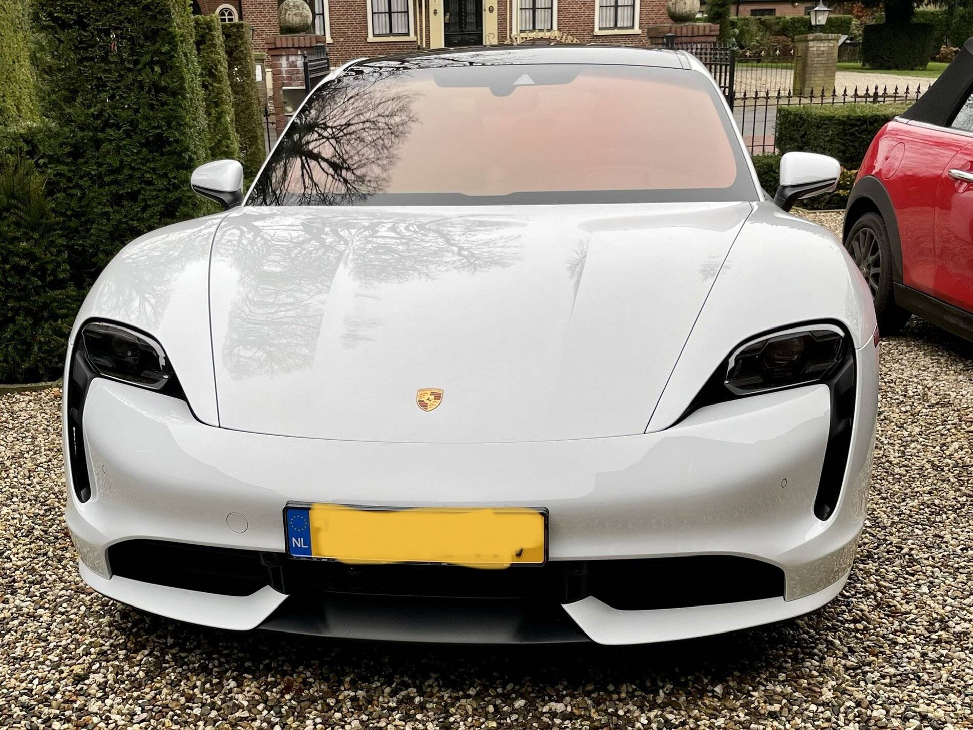 Porsche Taycan Rear light strip with 'PORSCHE' logo in black?? 2297F60F-B802-425A-80D3-91EF71090E0D