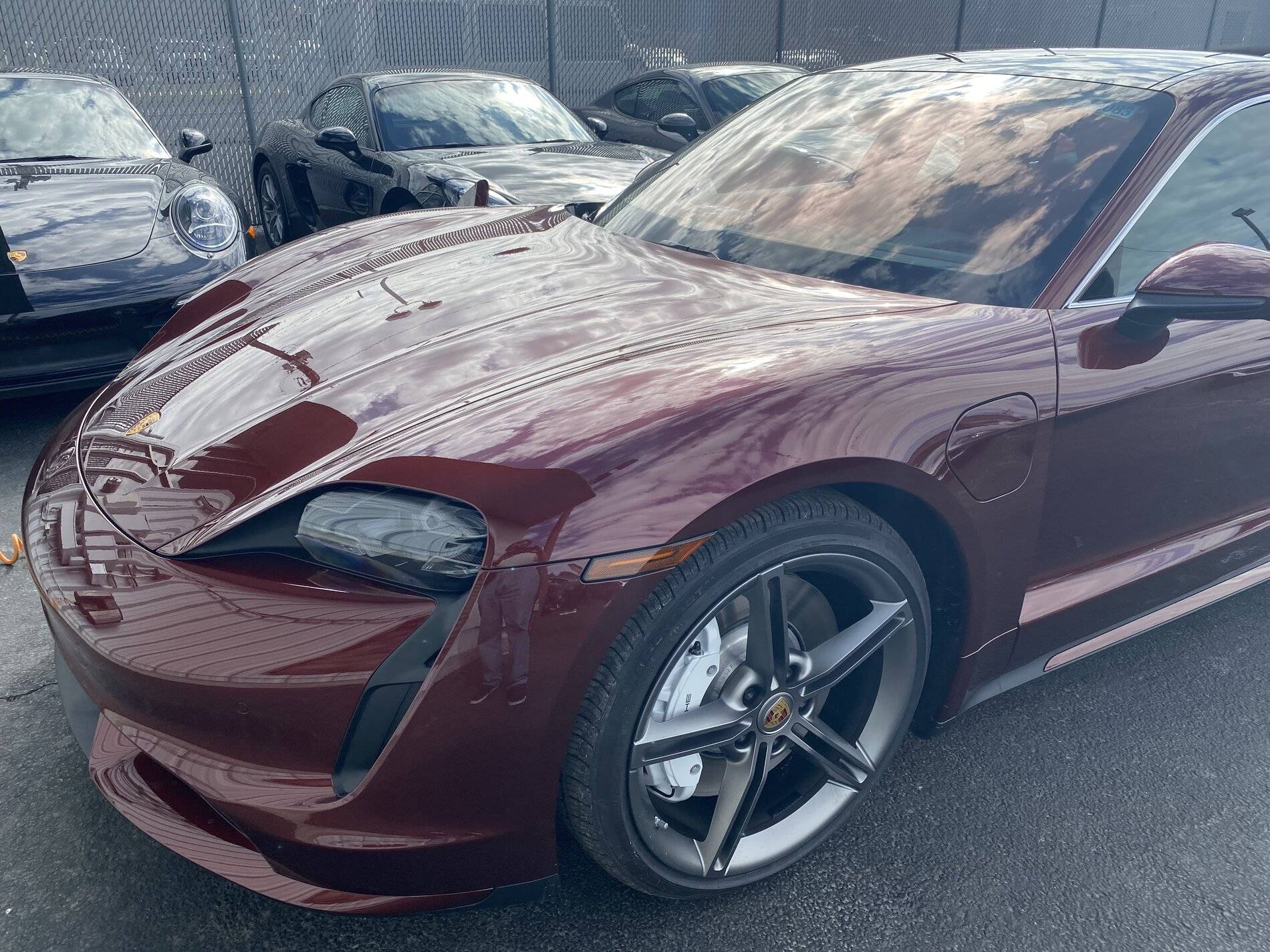 Porsche Taycan CHERRY METALLIC Taycan Club F5F3017D-4362-4723-9F9E-D311FB560E48