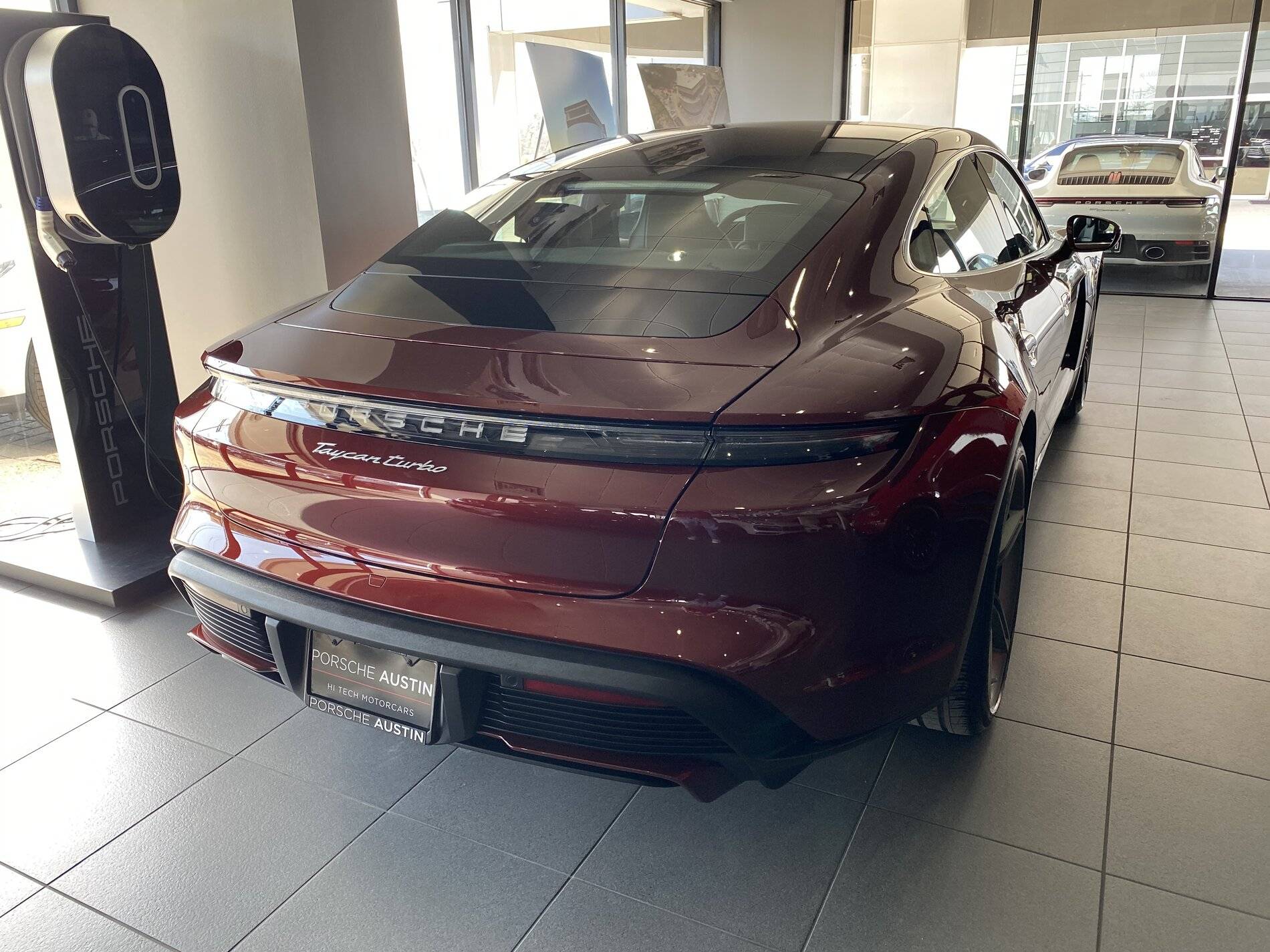 Porsche Taycan CHERRY METALLIC Taycan Club 980E5BAB-E093-4CEE-8420-39BF097CFBA6