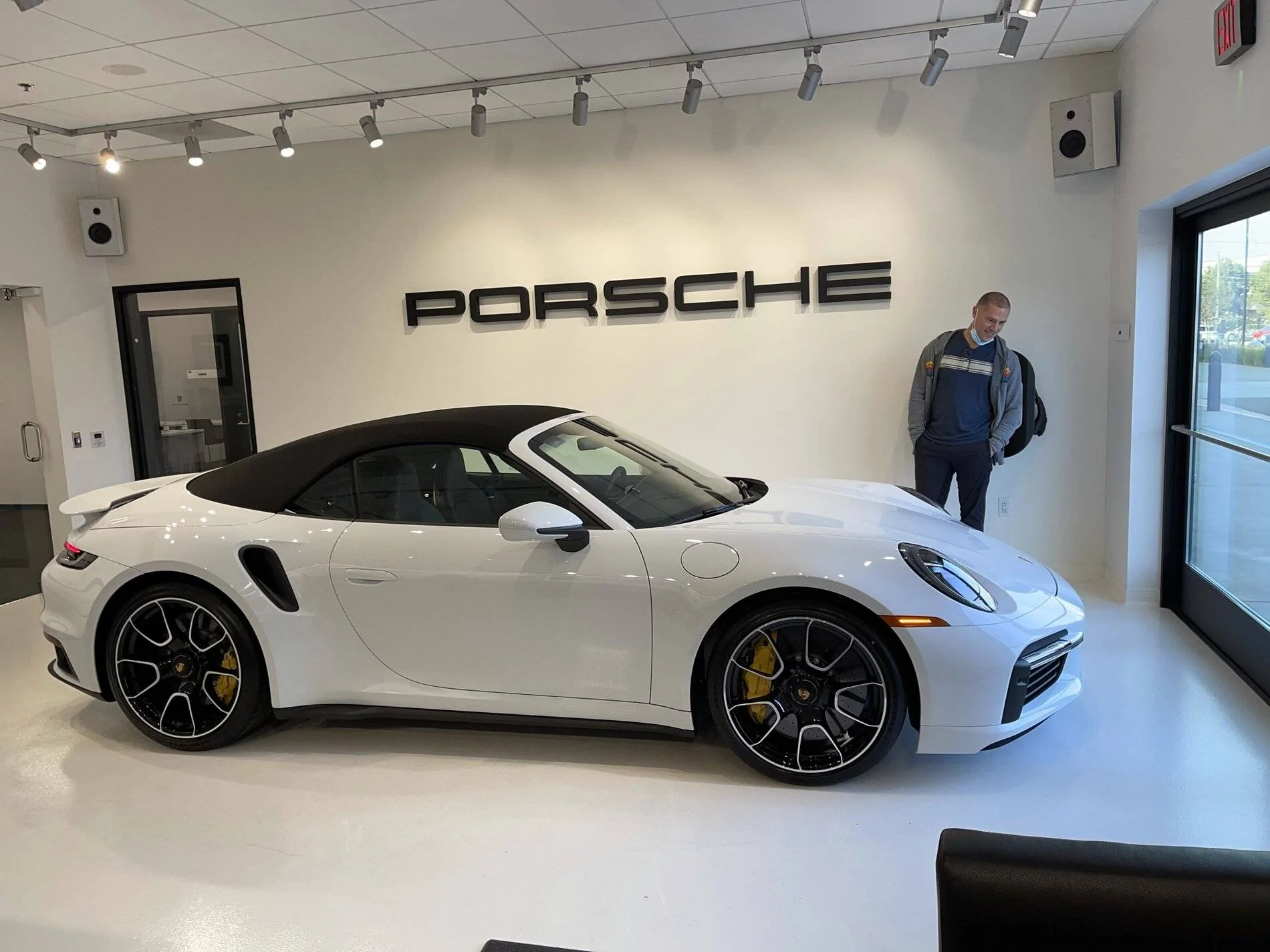 Porsche Taycan Taycan v 911 Turbo S 39959876-CA6B-4F92-9377-DEC3BBACE8A3