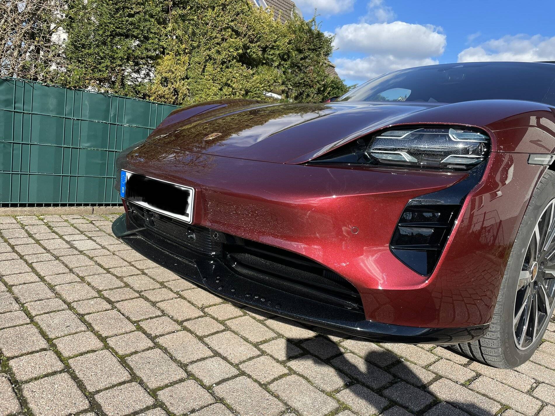 Porsche Taycan Gloss black paint on the plastic parts 0D32AB2F-14F7-4112-8F39-185000057FA6