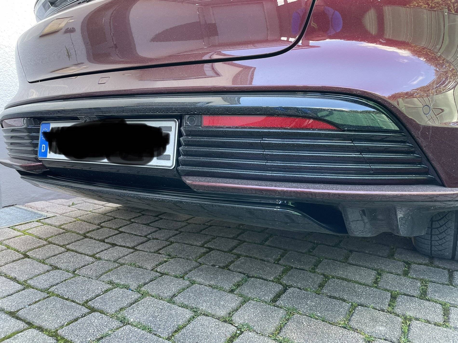 Porsche Taycan Gloss black paint on the plastic parts EECF004B-2408-4D88-A3DF-FA309DFD4F1B
