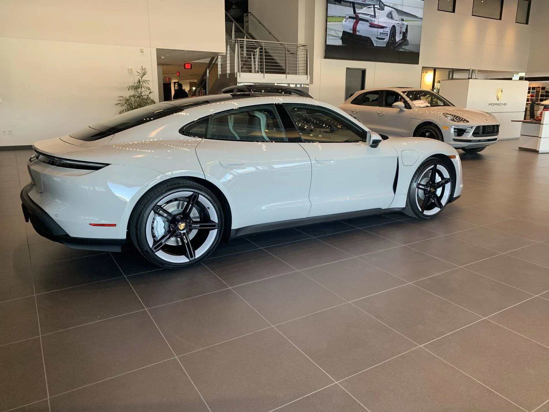 Porsche Taycan CHALK Taycan Club 1CB2AE3B-D4B2-426F-AC6D-EB5B20CCCA6D
