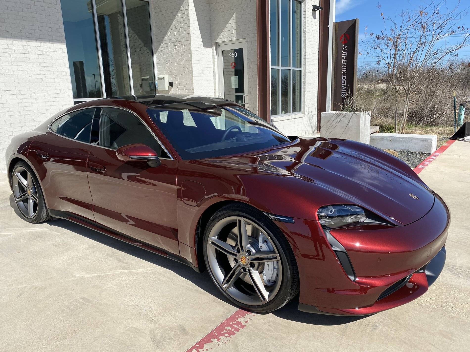 Porsche Taycan CHERRY METALLIC Taycan Club 74402038-9F82-48E8-8C51-C2BA89352BAB