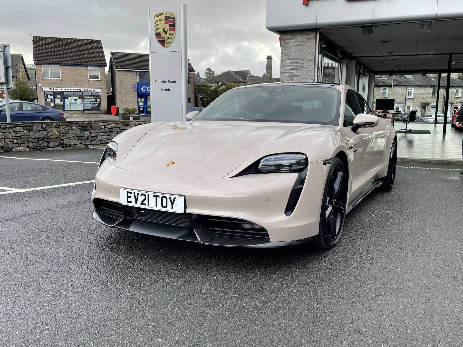 Porsche Taycan COFFEE BEIGE Taycan Club 31215D17-DA33-4FA7-B9DB-7841DBA74073