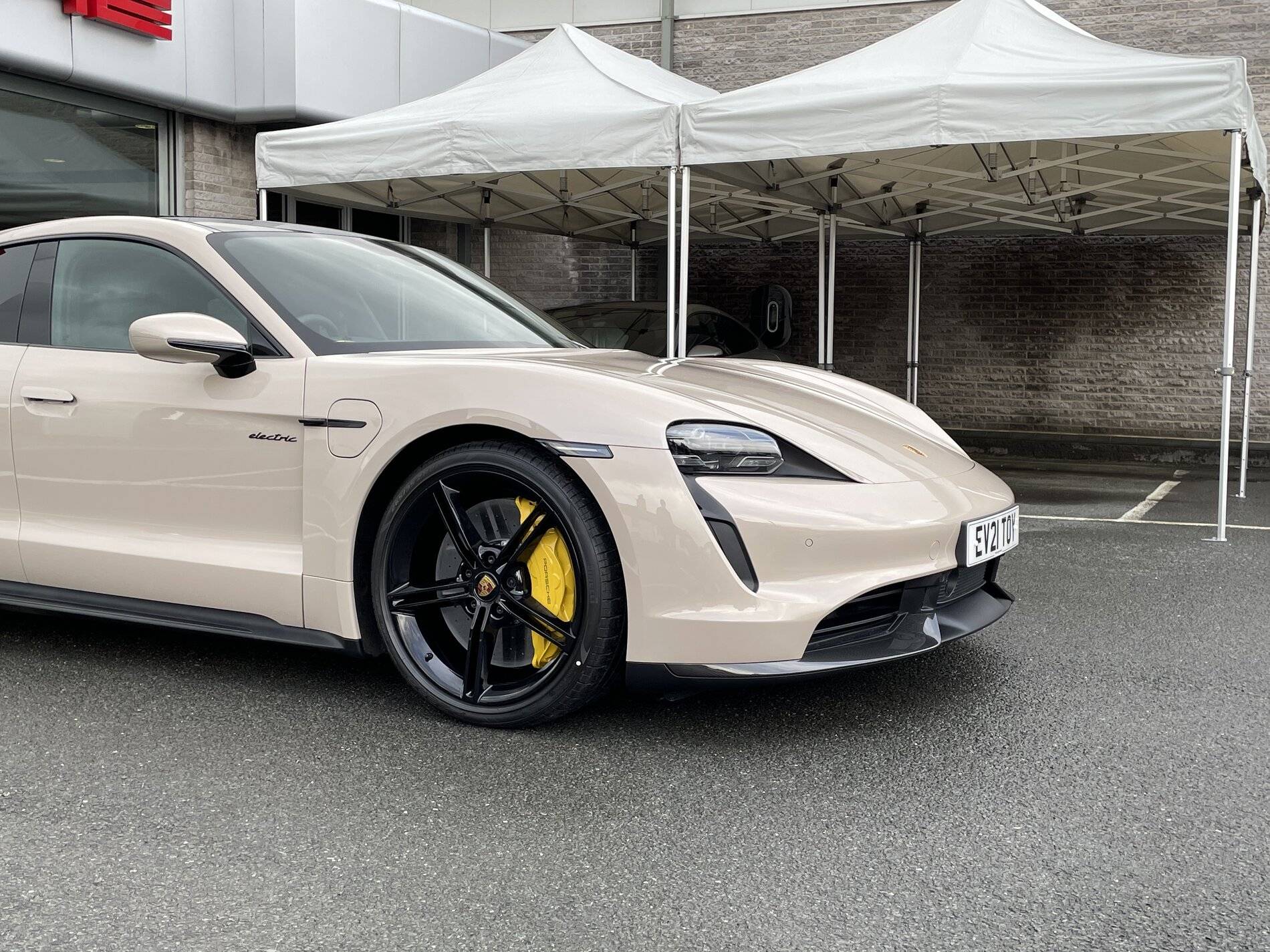 Porsche Taycan COFFEE BEIGE Taycan Club 1A05356F-3C71-4608-89C0-23A344B0FC08
