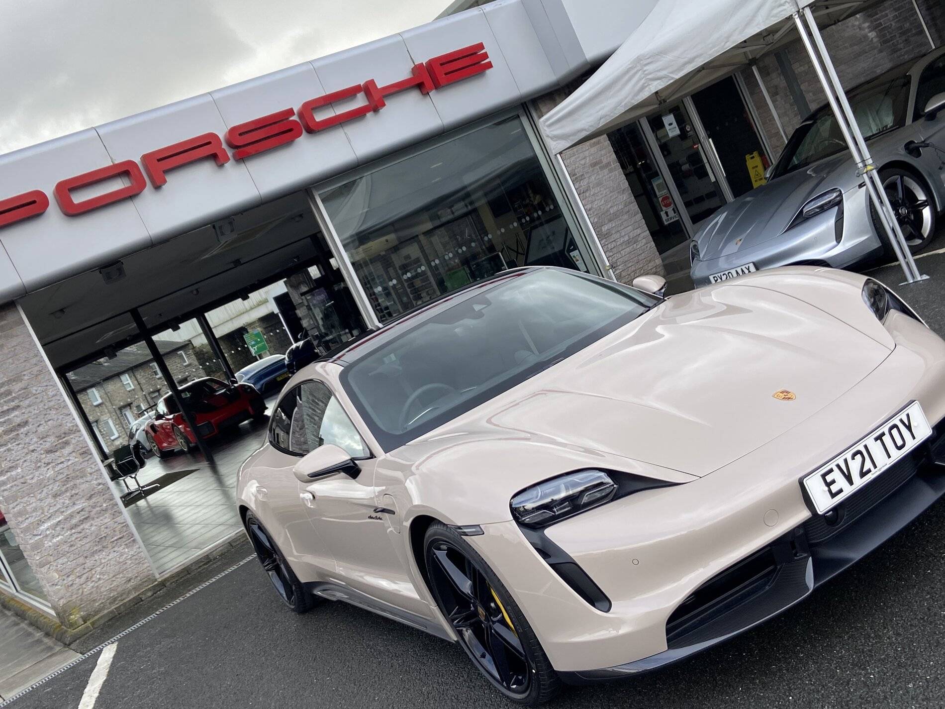 Porsche Taycan COFFEE BEIGE Taycan Club 3C04514F-B7BD-42BF-9C68-87C0495121AC