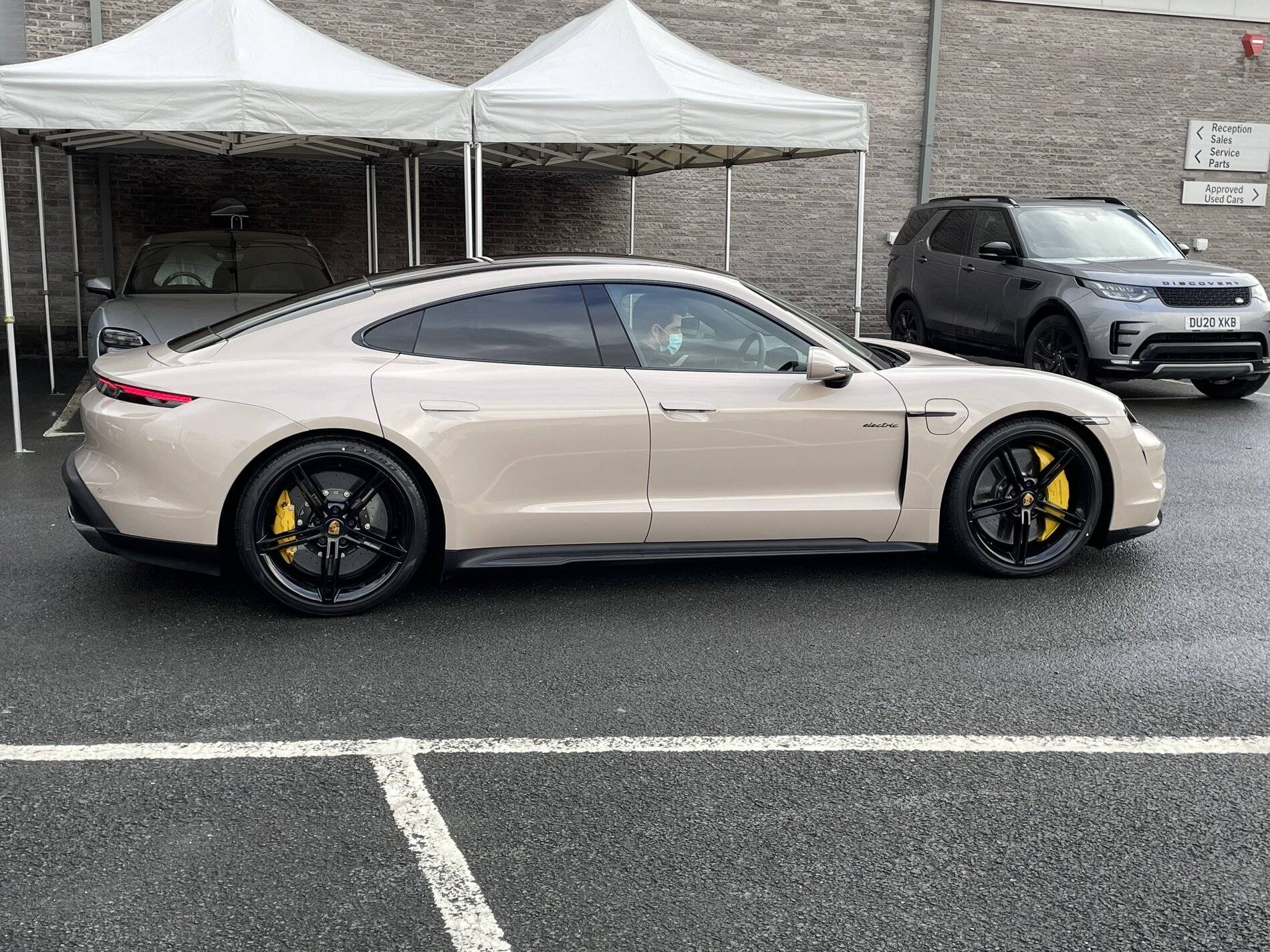 Porsche Taycan COFFEE BEIGE Taycan Club 129CECA0-FA61-417B-8F00-73426A2BE946