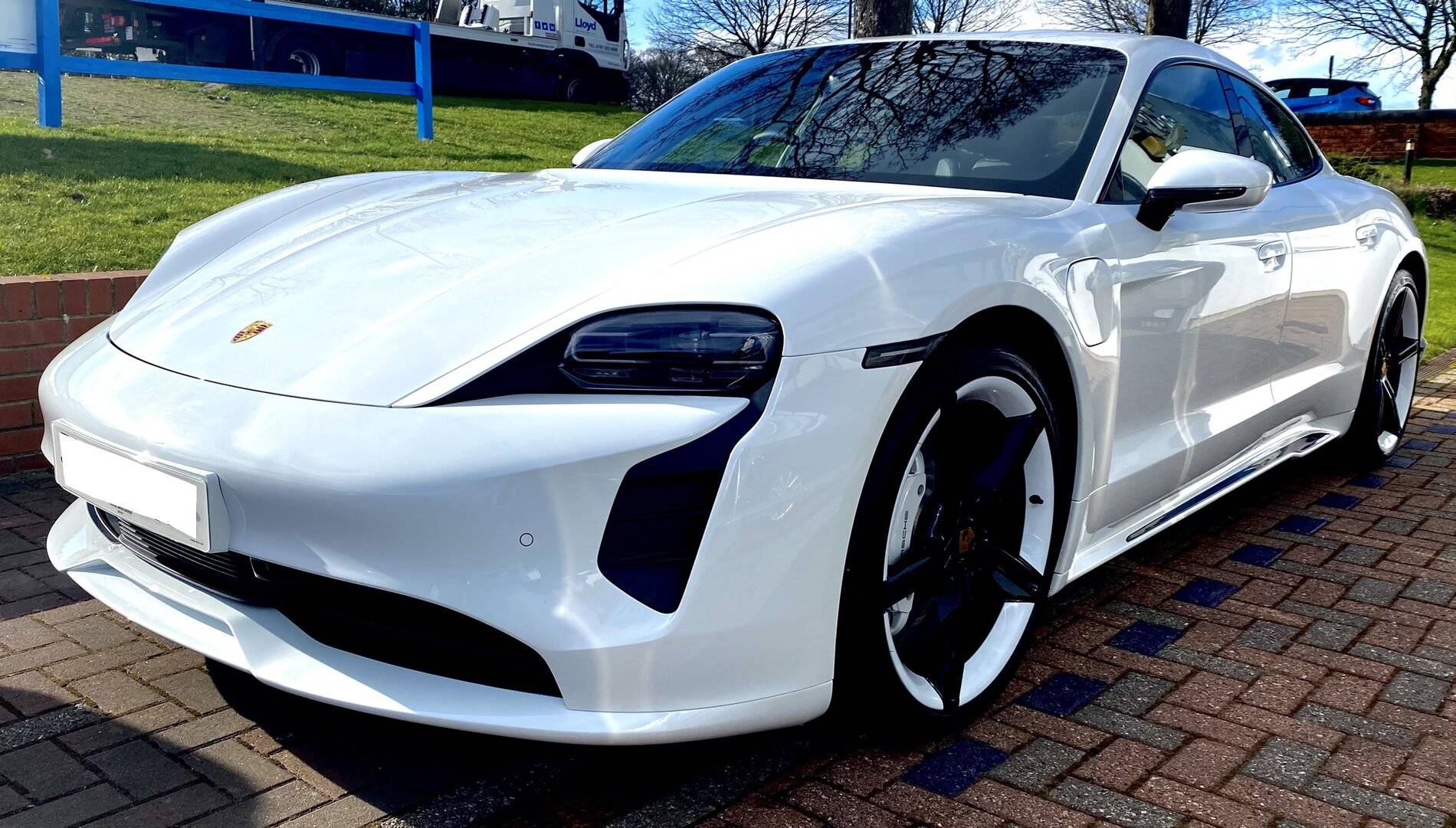 Porsche Taycan Gloss black paint on the plastic parts AB499454-60C3-43B5-93F6-E50349D7249F