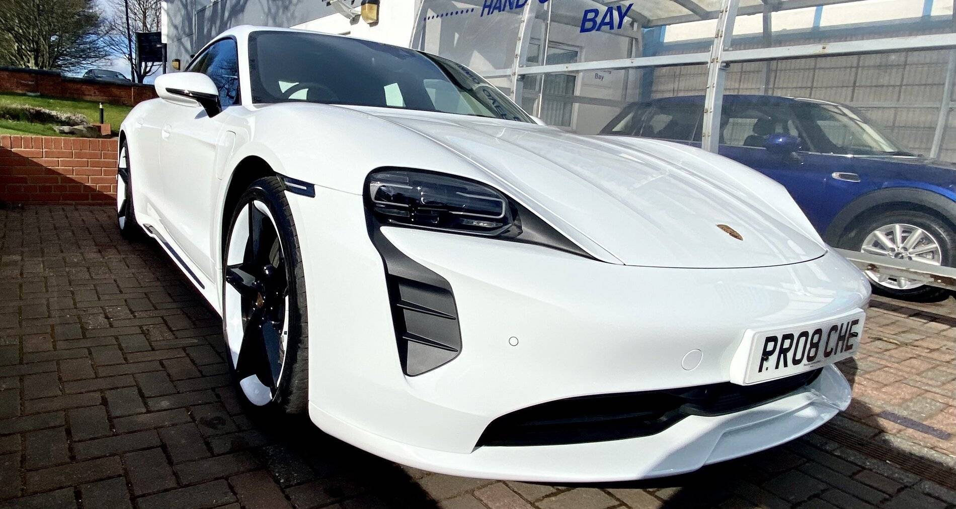 Porsche Taycan Gloss black paint on the plastic parts 86C5A200-19F8-4689-B65D-FF054F9DD08E