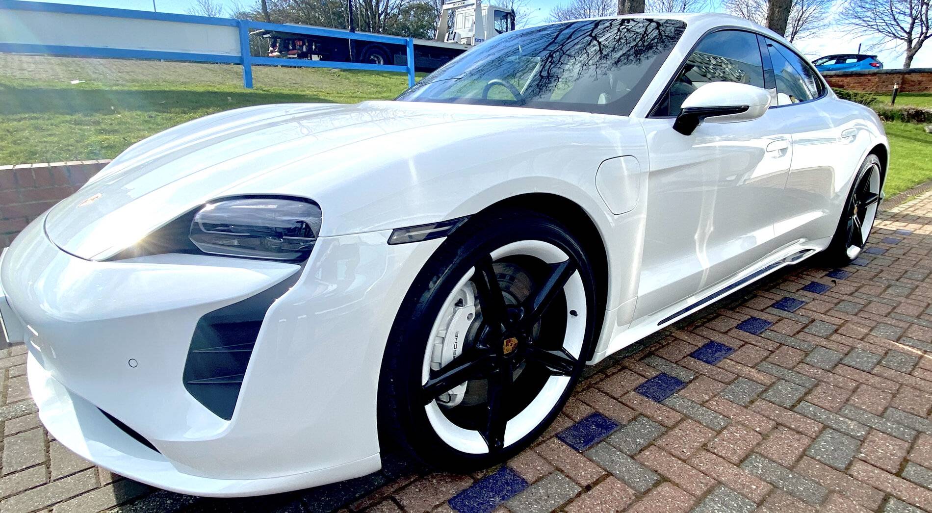 Porsche Taycan Gloss black paint on the plastic parts 88A4AA6C-3830-4CE4-895A-EAE938BD57E1