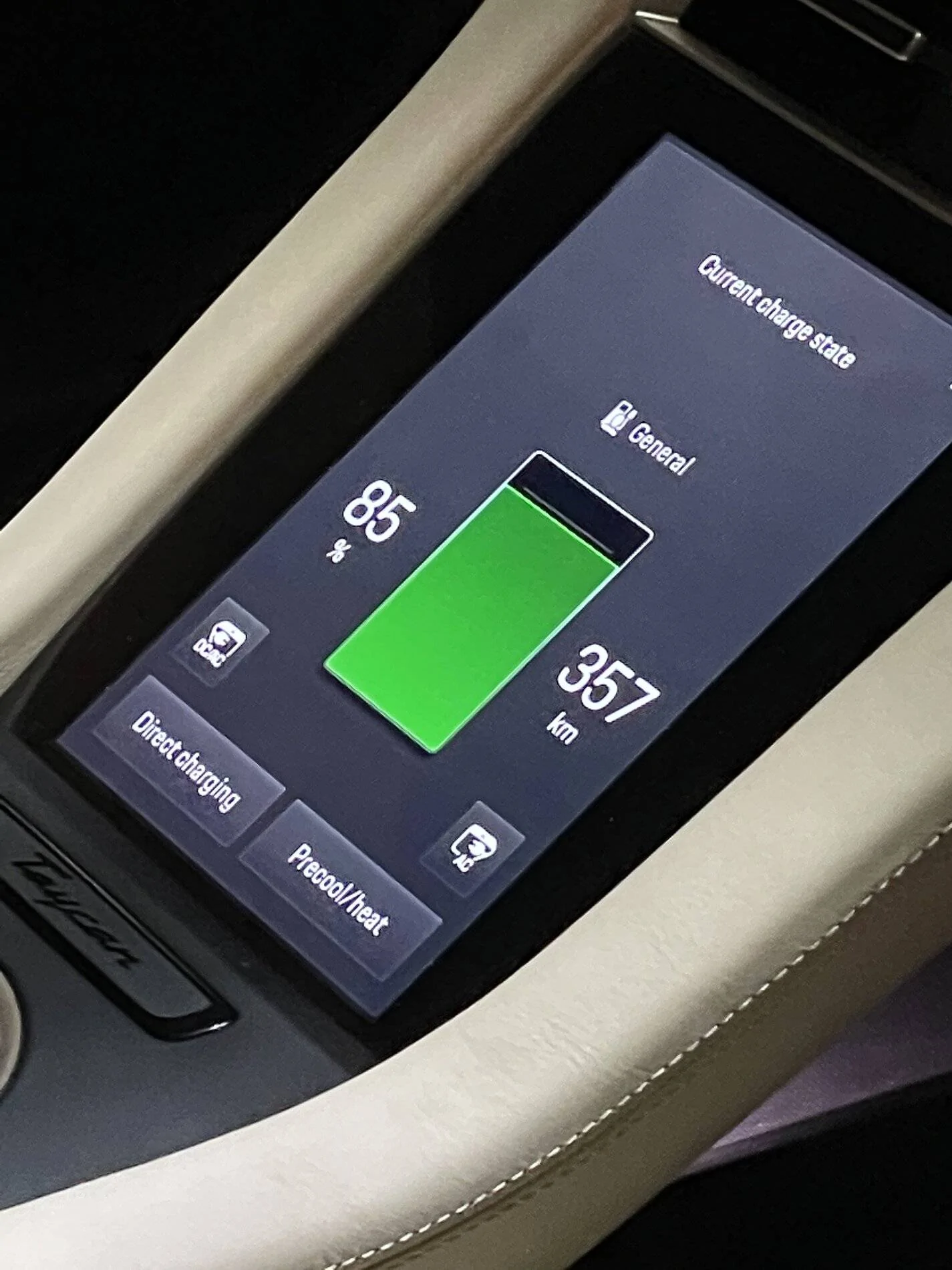 Porsche Taycan 100% charge showing 175 mile range A047F281-911C-4B41-A986-A511666866CD
