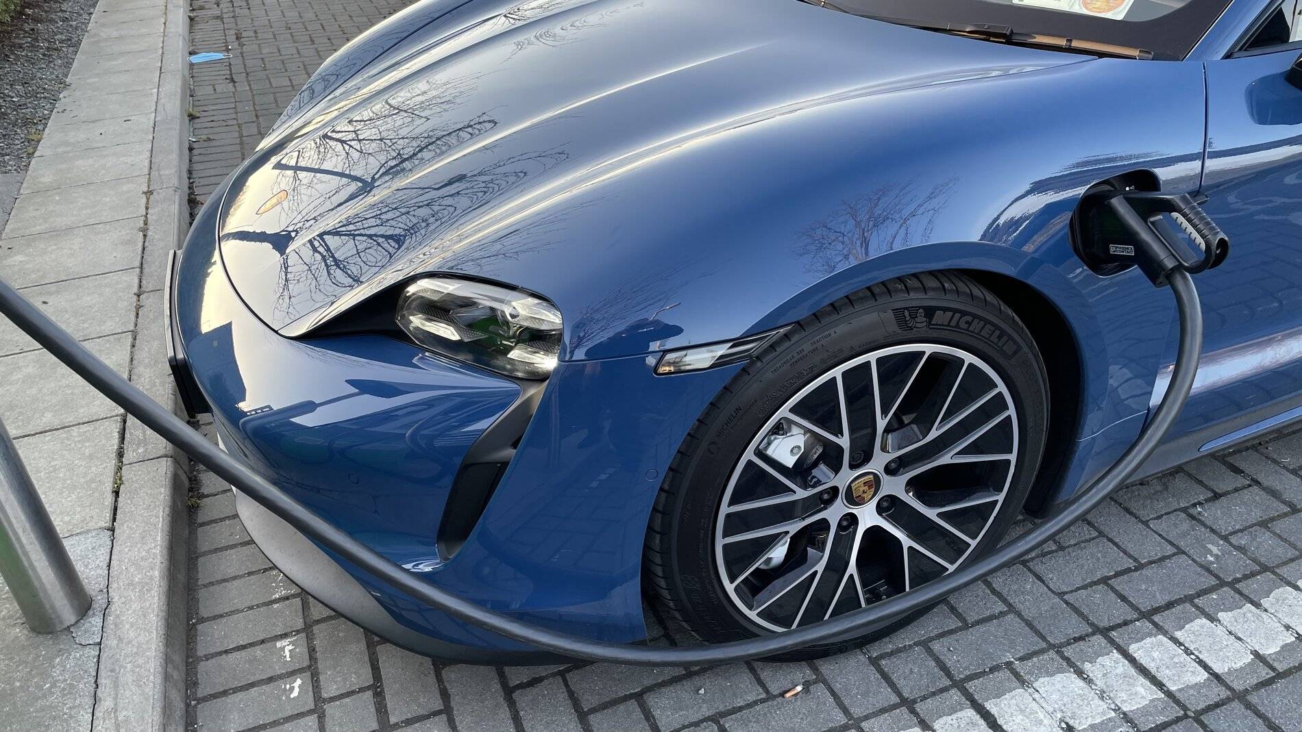 Porsche Taycan NEPTUNE BLUE Taycan Club IMG_0081