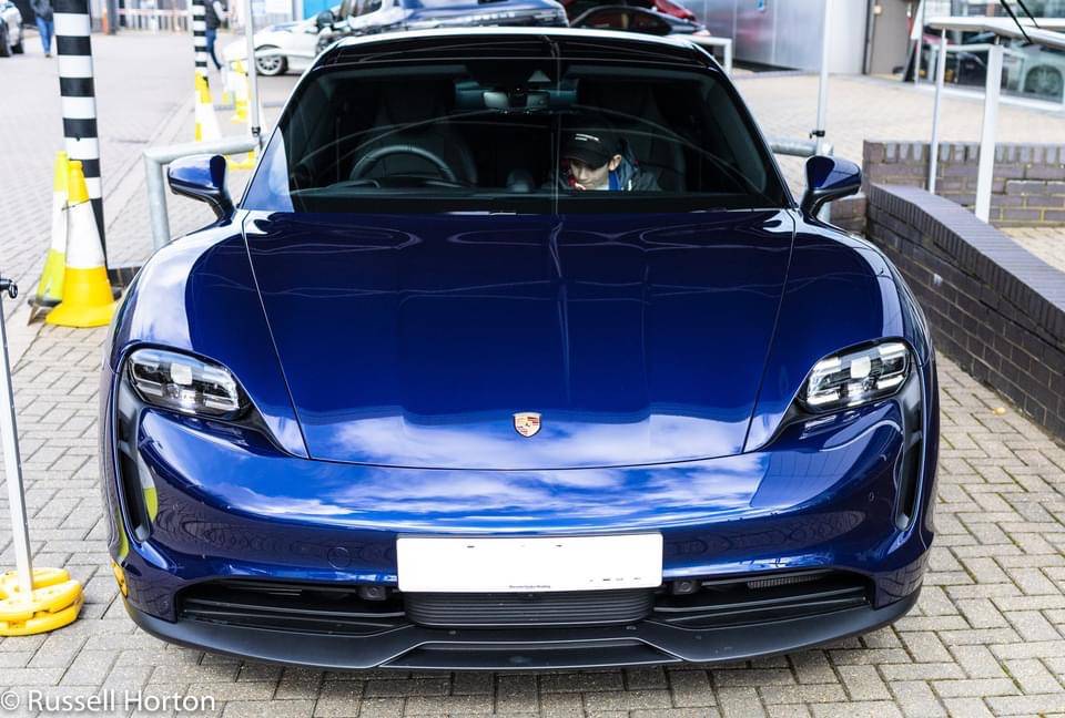 Porsche Taycan GENTIAN BLUE Taycan Club 4F7F5D72-C2DB-4BA2-87FC-5E6489487D33