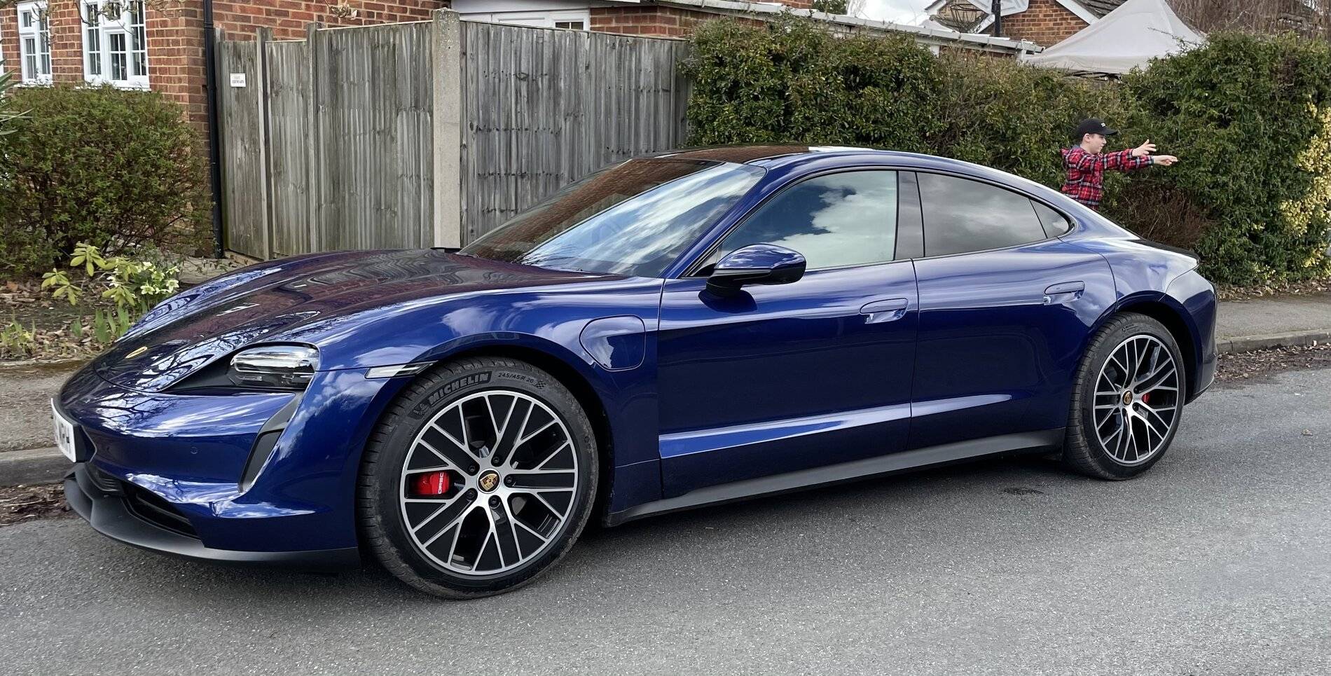 Porsche Taycan GENTIAN BLUE Taycan Club 06EB62BF-DCD4-45D8-9061-C2F0B7C31783
