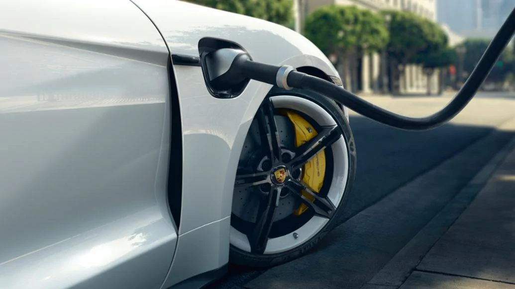 Porsche Taycan Announced: Software update for 2020 Taycan models ? Software-Update%20for%20early%20Porsche%20Taycan_3