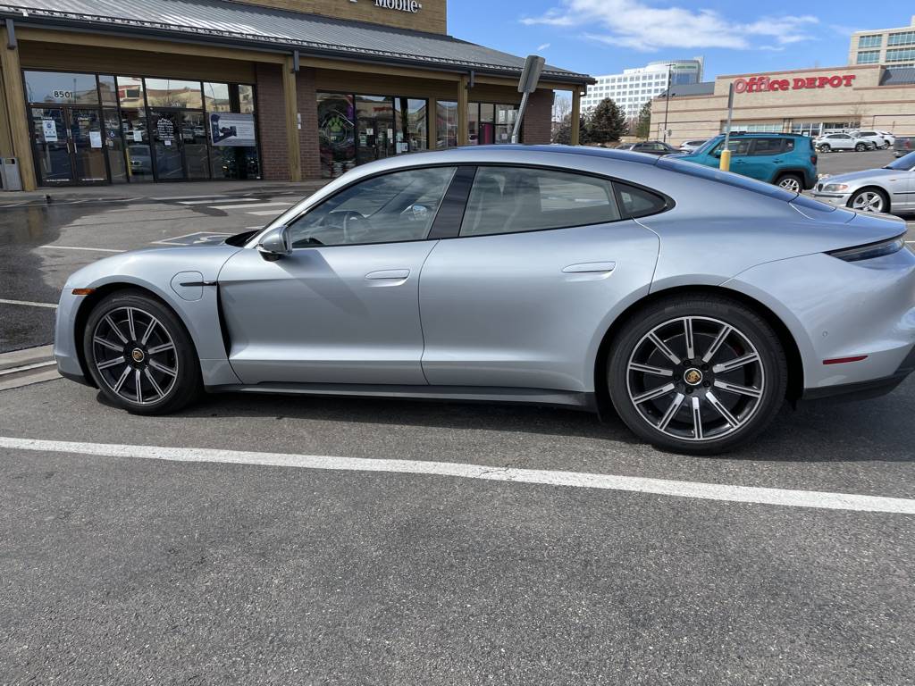 Porsche Taycan DOLOMITE SILVER Taycan Club 384639CC-1E7B-4E95-9C68-925757306AD2_1_105_c