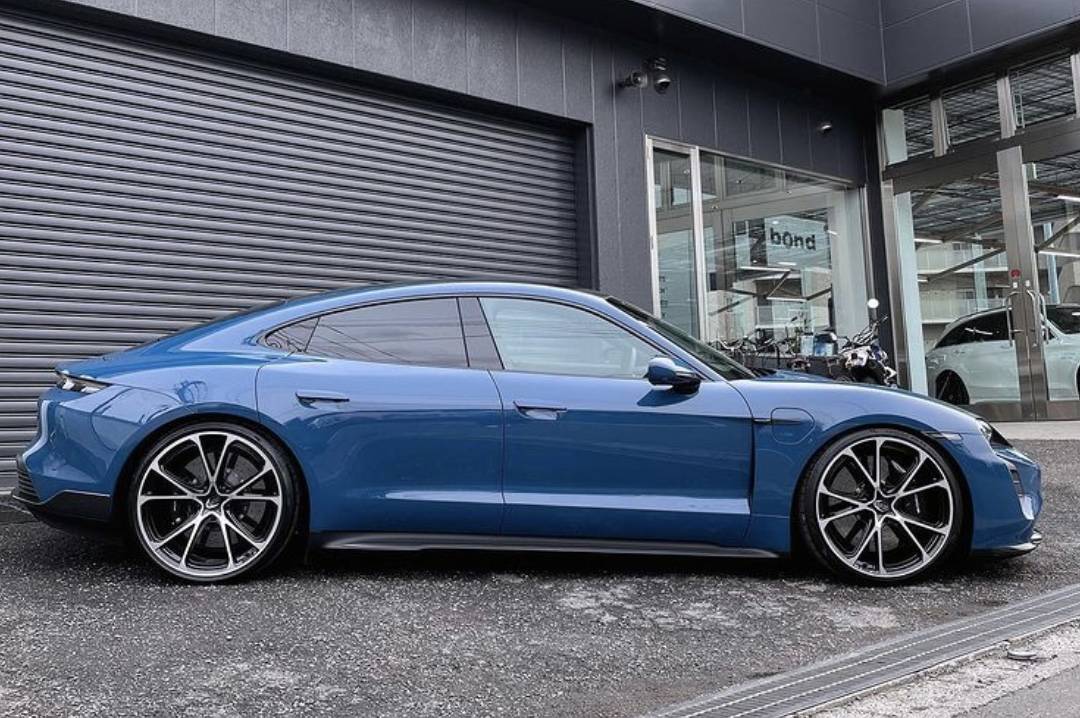 Porsche Taycan TECHART 22” Formula VI wheels on Neptune blue Taycan. 9D32B505-8498-48B3-B62C-E72F5E5D81AE