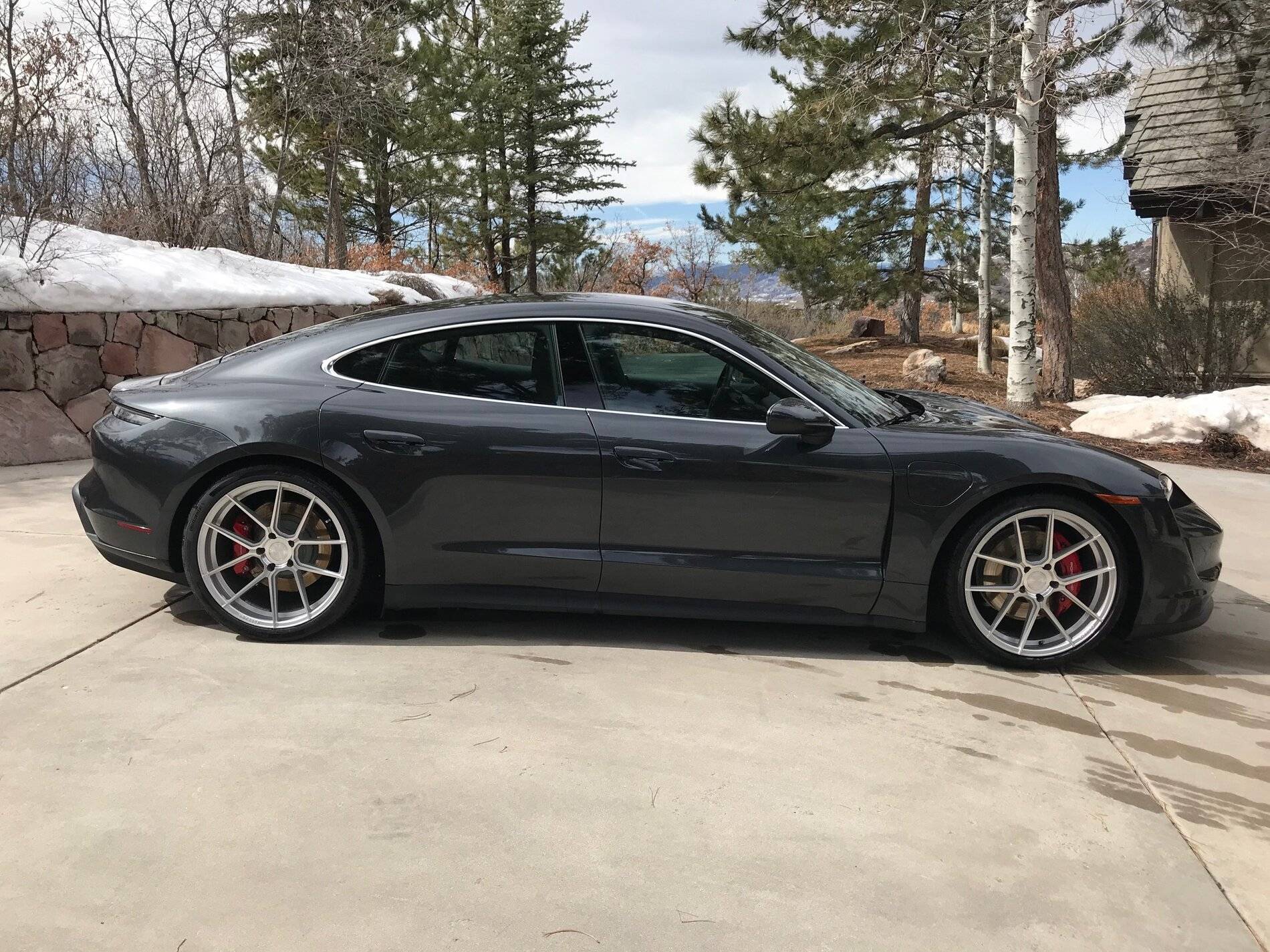 Porsche Taycan New Wheels - Ferrada FR8 21" IMG_1595