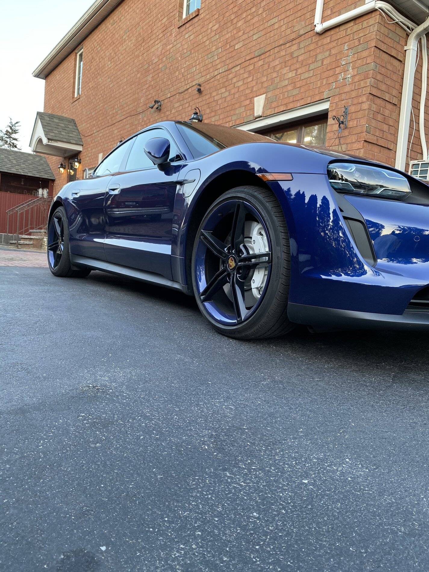 Porsche Taycan PDLS+ black vs glacier blue 0C7052C5-6E45-45C2-9D26-2A4E34157DF1