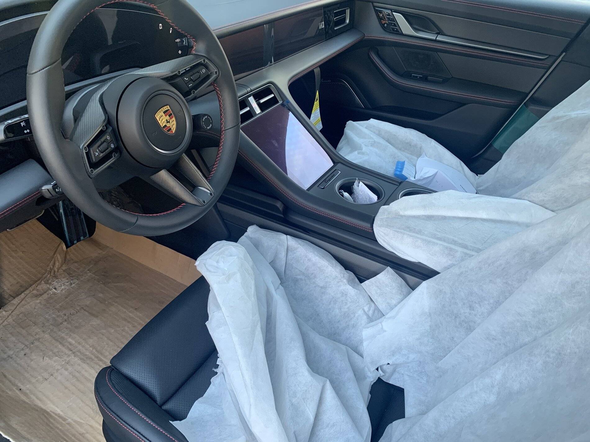 Porsche Taycan CARRARA WHITE Taycan Club 7DC05AA7-00EF-404E-BADB-B83D168E74BF