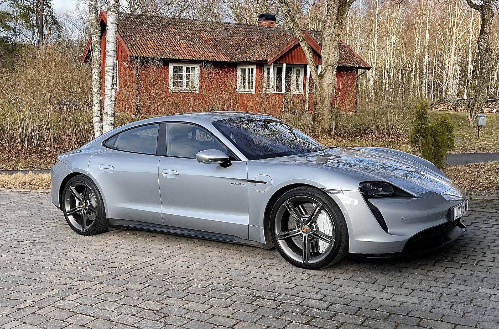 Porsche Taycan DOLOMITE SILVER Taycan Club 8C4F58DB-58EE-41C9-97FD-5EFB7F33B25F